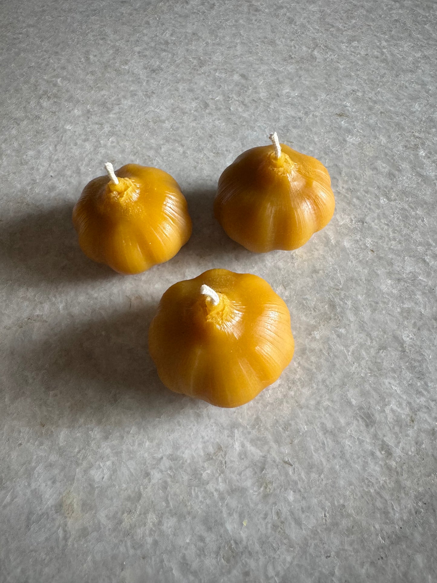 Beeswax Candle :: Garlic