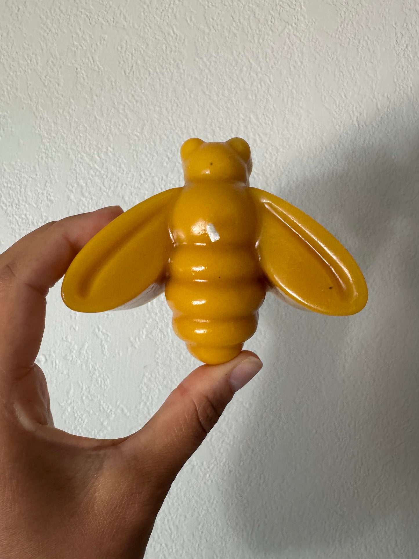 Beeswax Candle :: Honeybee