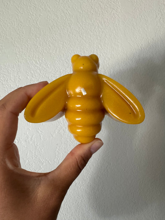 Beeswax Candle :: Honeybee
