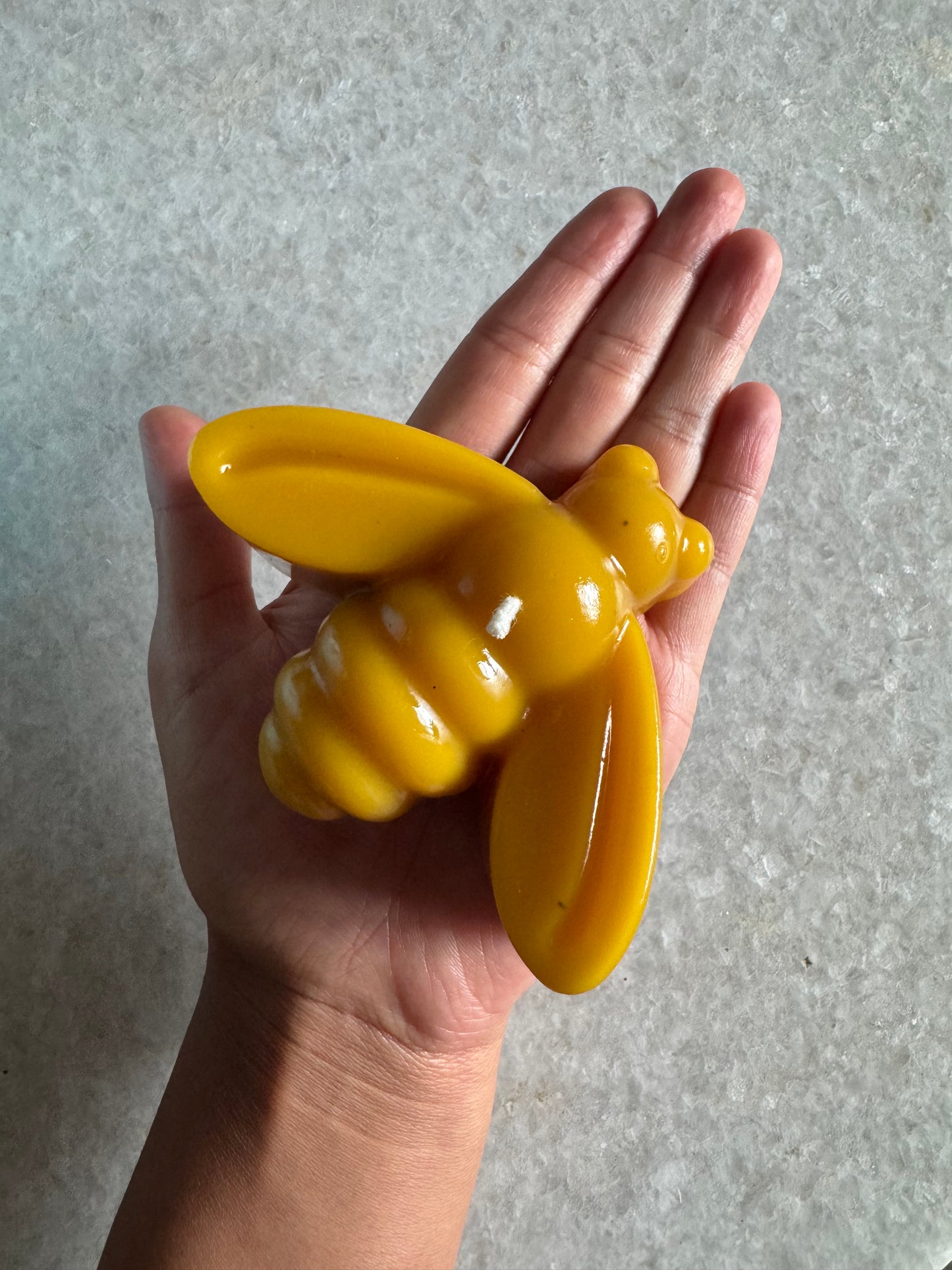 Beeswax Candle :: Honeybee