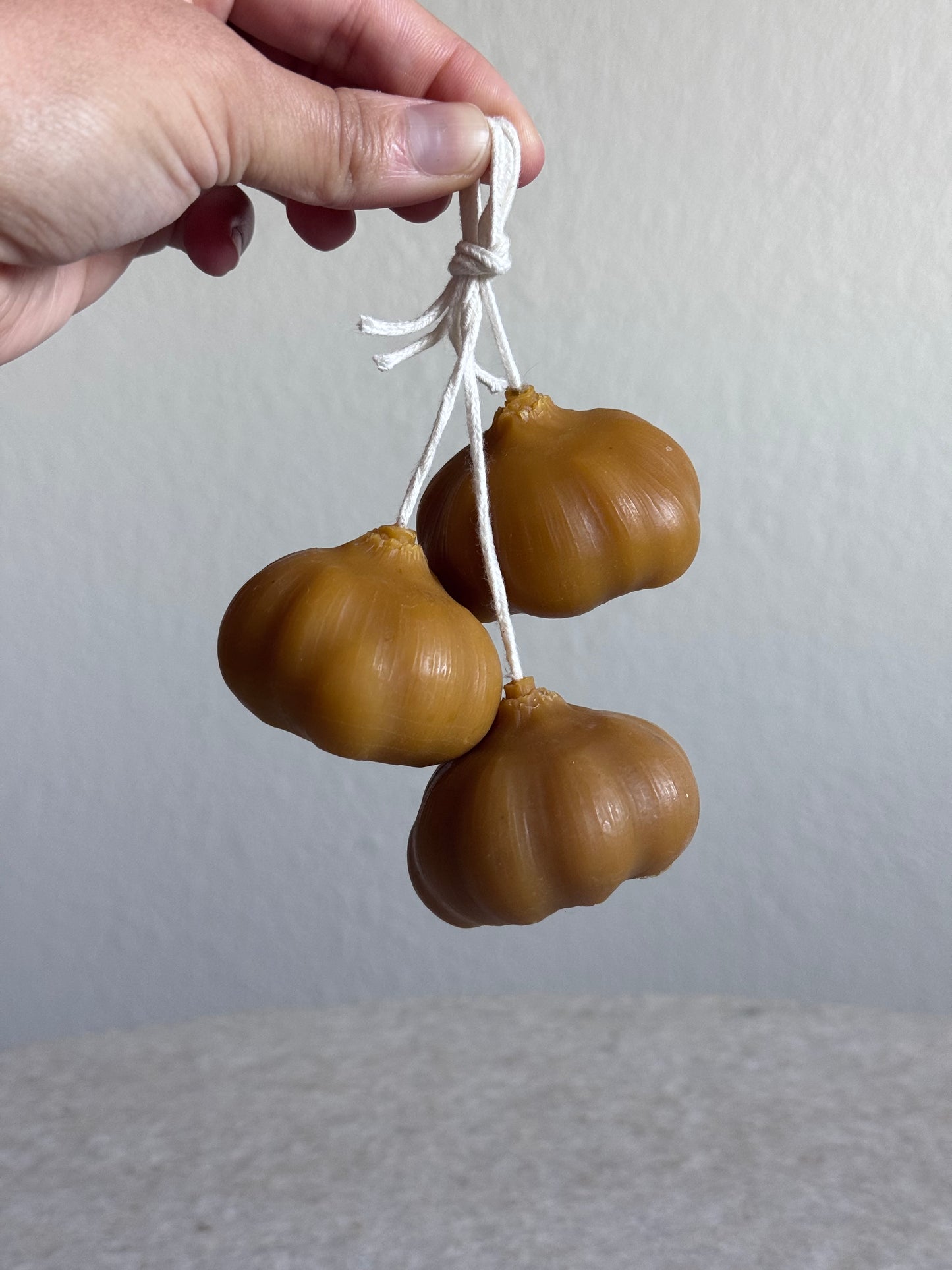 Beeswax Candle :: Garlic Bundle